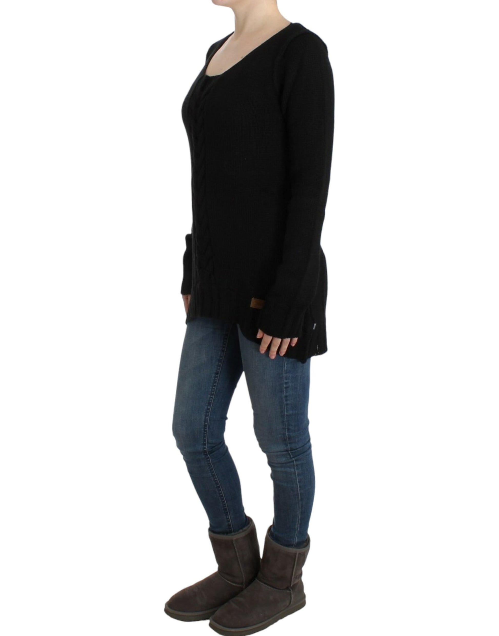 Alluring Black Knitted Crew Neck Sweater - GLAMHUB BOUTIQUE 