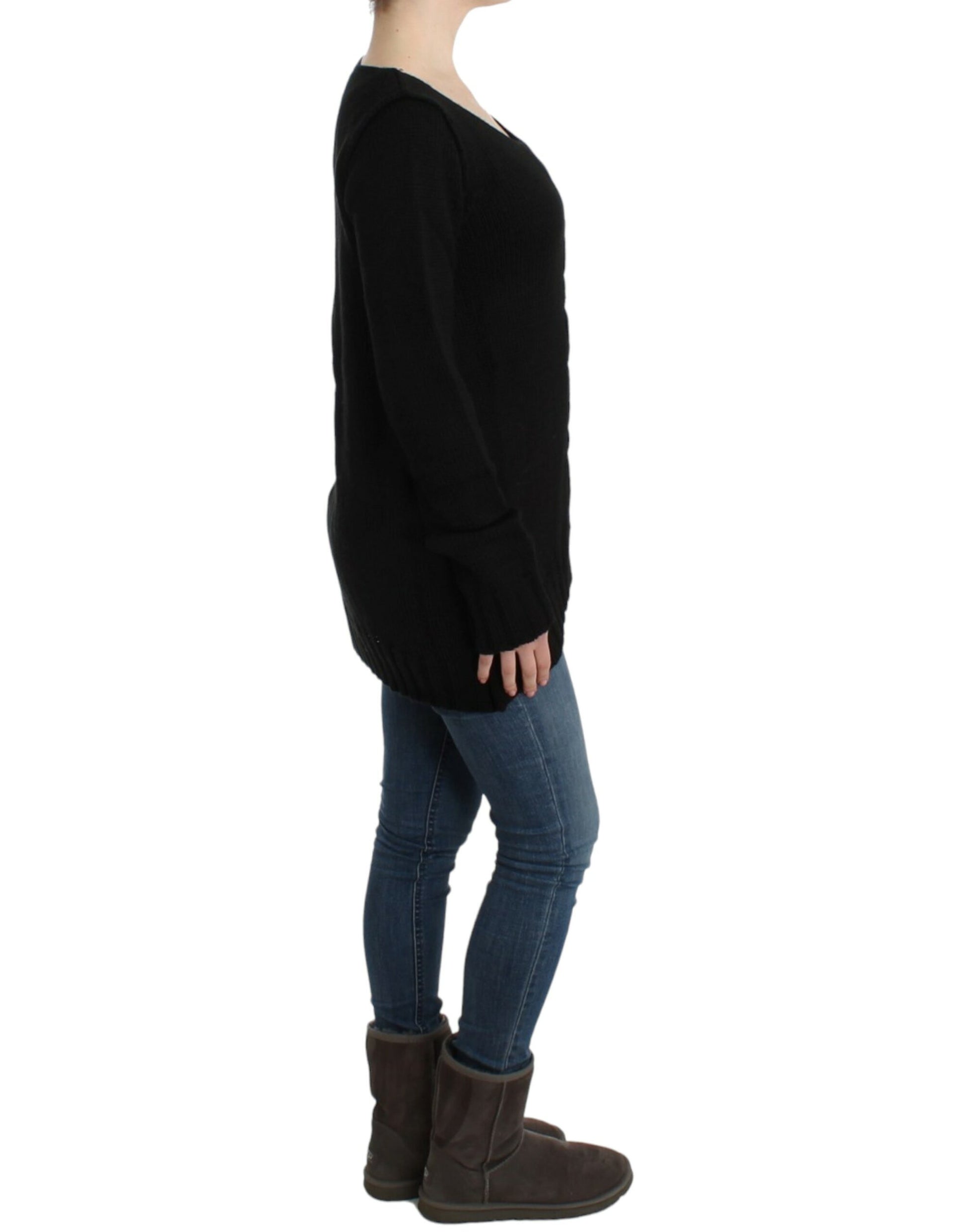 Alluring Black Knitted Crew Neck Sweater - GLAMHUB BOUTIQUE 